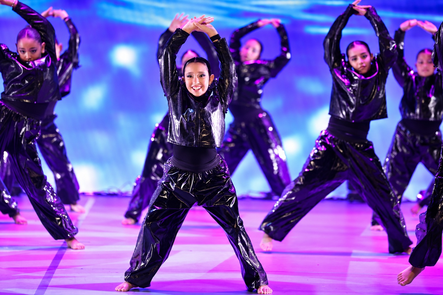 רקדניות היפ־הופ של dex.dance על במה